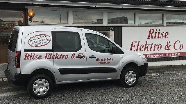 Servicebilen til Riise Elektro foran verkstedet
